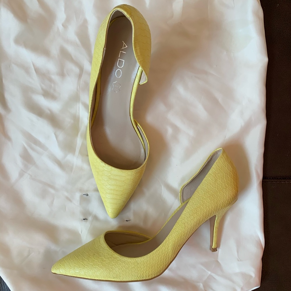 Spring yellow pumps!